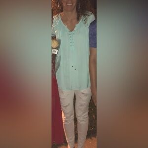 Like new Jennifer Lopez top. Perfect addition to your spring wardrobe! 🌼